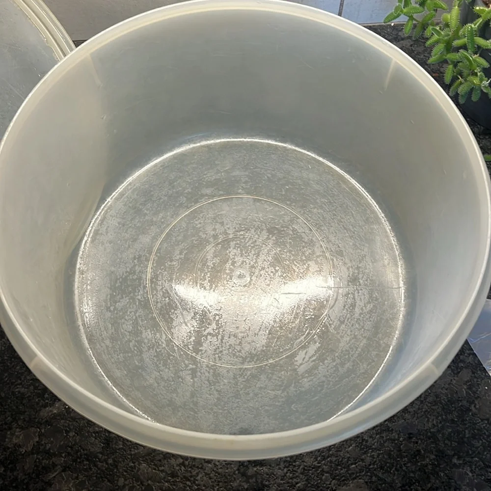 Vintage Jumbo round  storage container by Tupperware. Millionaire line. 13x6